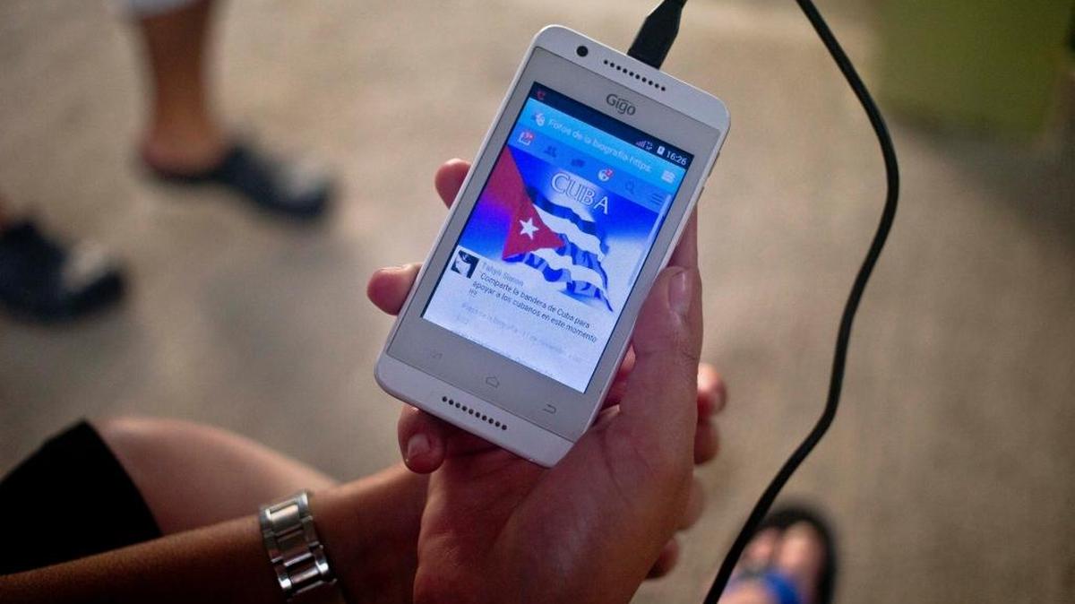 Los teléfonos inteligentes han sido de mucha ayuda para los cubanos varados en Costa Rica.