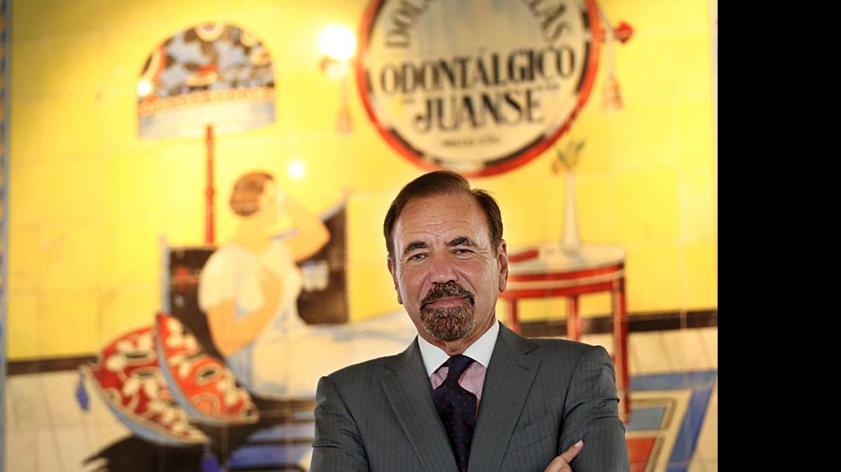 
Jorge M. Pérez, CEO de Related Group of Florida, frente a una obra de Carlos Garaicoa en su galería privada en Brickell.

