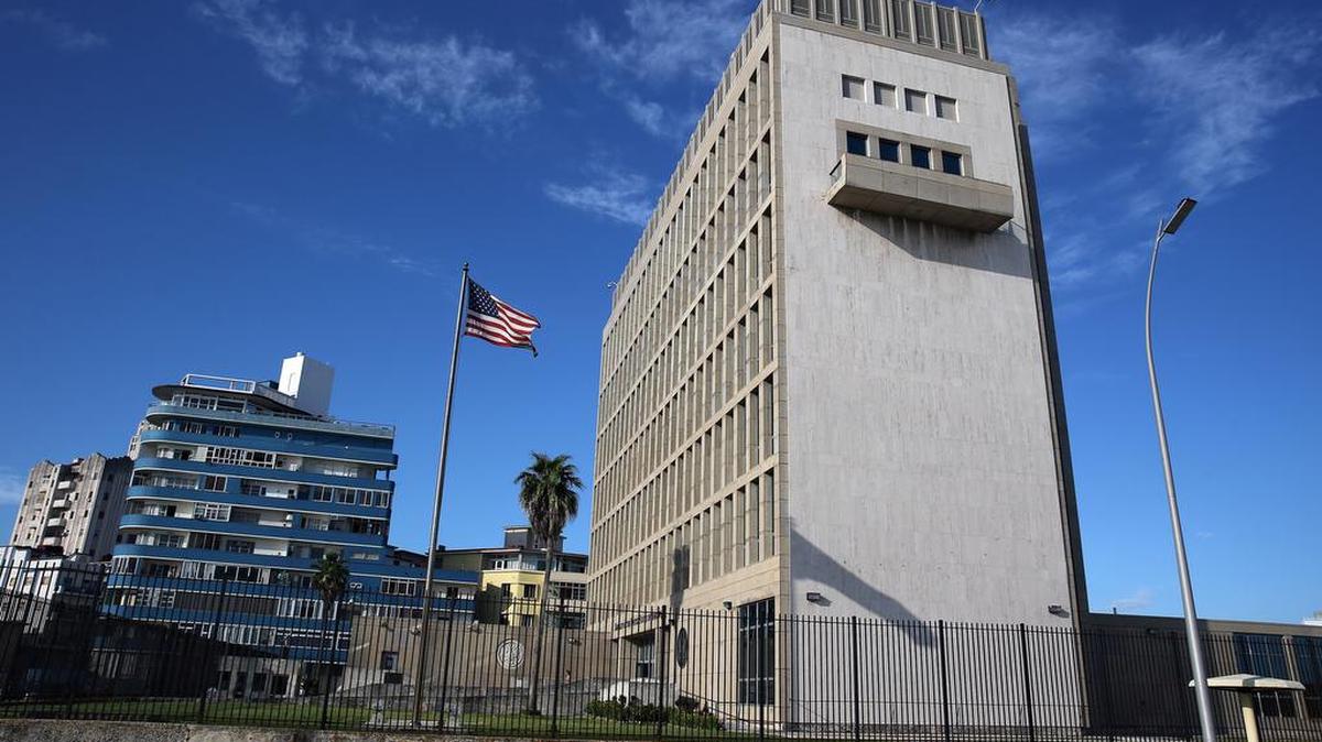 Fotografía del edificio de la Embajada de Estados Unidos este viernes, 16 de julio de 2016, en La Habana (Cuba).