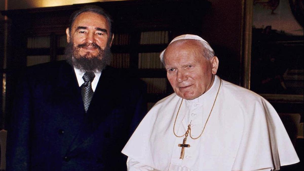 
Fidel Castro y el papa Juan Pablo II durante su encuentro en el Vaticano, el 19 de noviembre de 1996.
