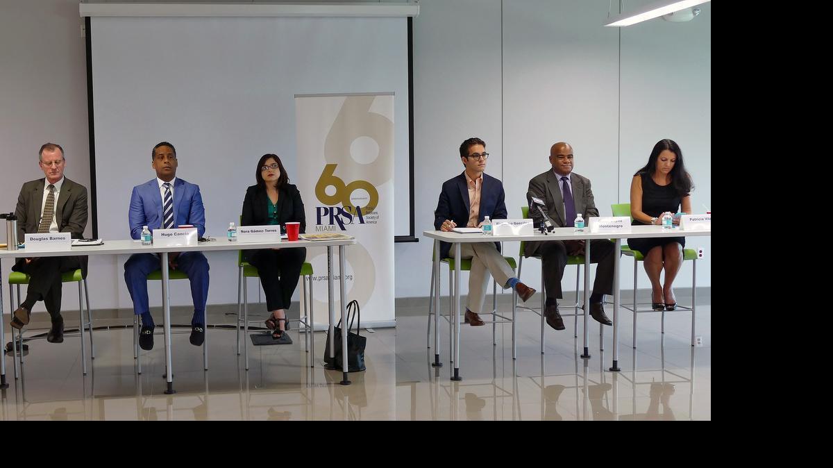 
Panelistas en el foro sobre Cuba, organizado por la Sociedad Americana de Relaciones Públicas, en la sede de The Miami Herald. De izq. a der., Douglas Barnes, Hugo Cancio, Nora Gámez Torres, Alejandro González, Omar López Montenegro y Patricía Vila.
