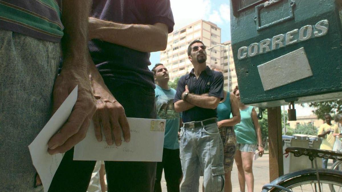 Cubanos hacen fila en una oficina de correos en el barrio del Vedado de La Habana, en junio de 1998.