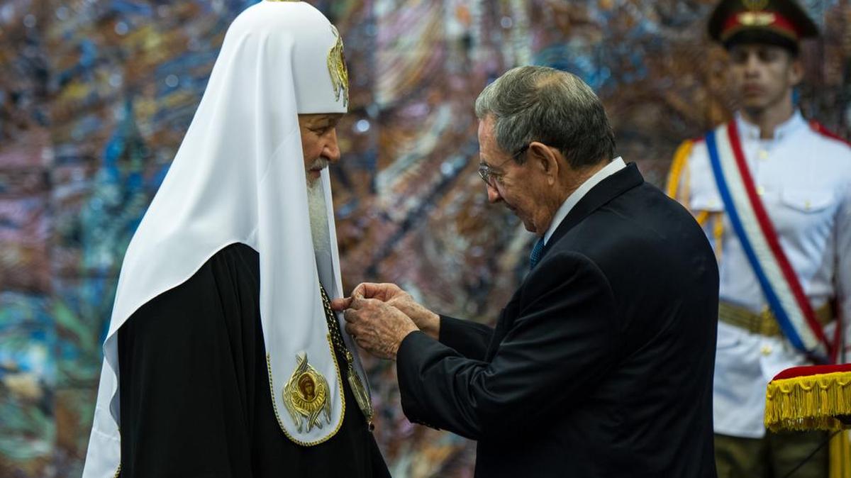 El presidente cubano Raúl Castro (der.), condecora al patriarca ruso Kirill con la orden “José Martí”, la mayor distinción que otorga la isla.