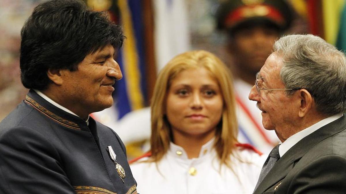 El presidente de Cuba, Raúl Castro, condecoró a su homólogo boliviano, Evo Morales (i) con la orden José Martí, la más alta distinción que otorga el Gobierno cubano el viernes 20 de mayo de 2016, en el Palacio de la Revolución en La Habana (Cuba).