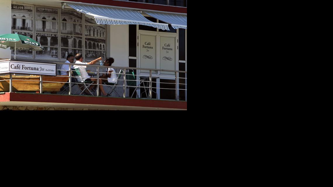
 Un grupo de personas permanece en la terraza de una cafetería el viernes 19 de diciembre de 2014, por las calles de La Habana (Cuba). El incipiente sector privado que se abre en Cuba, inmersa en un proceso de reformas económicas, confía en que las medidas anunciadas por EEUU que alivian el embargo sobre la isla, sirvan de impulso a sus negocios al facilitar el acceso a productos y la entrada de remesas. EFE/Alejandro Ernesto
