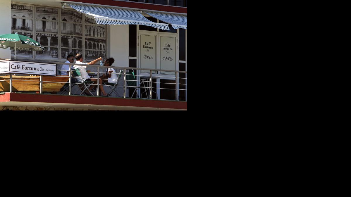 
 Un grupo de personas permanece en la terraza de una cafetería el viernes 19 de diciembre de 2014, por las calles de La Habana (Cuba). El incipiente sector privado que se abre en Cuba, inmersa en un proceso de reformas económicas, confía en que las medidas anunciadas por EEUU que alivian el embargo sobre la isla, sirvan de impulso a sus negocios al facilitar el acceso a productos y la entrada de remesas. EFE/Alejandro Ernesto
