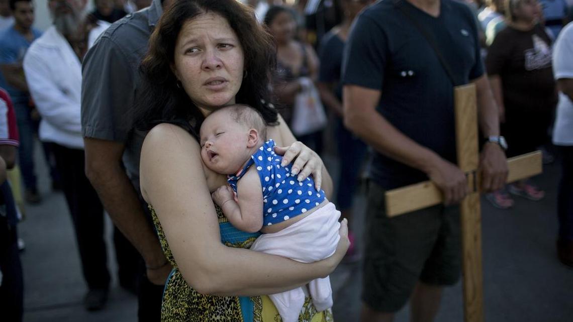 Elaide Vílchez, una inmigrante cubana, con su hija Emily Melania García, de un mes de nacida, durante una procesión religiosa en Nuevo Laredo, México, el 24 de marzo de 2017.