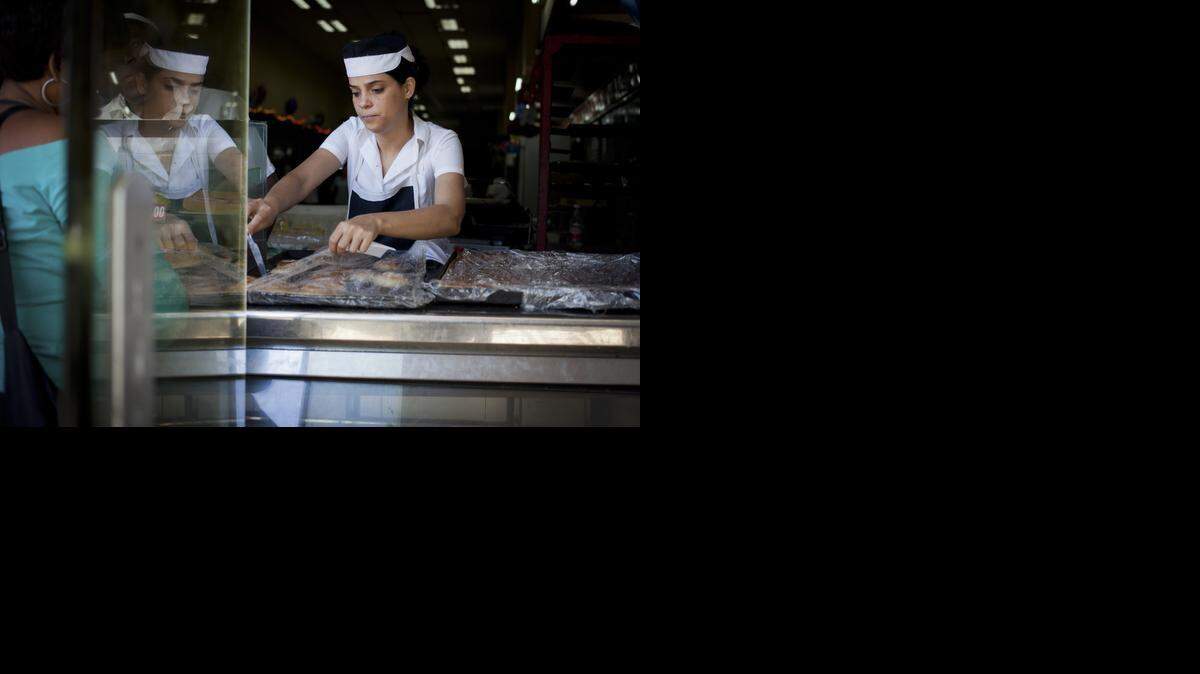 
Una empleada organiza las bandejas con pastelitos en una panadería en La Habana, el 22 de diciembre del 2014. 
