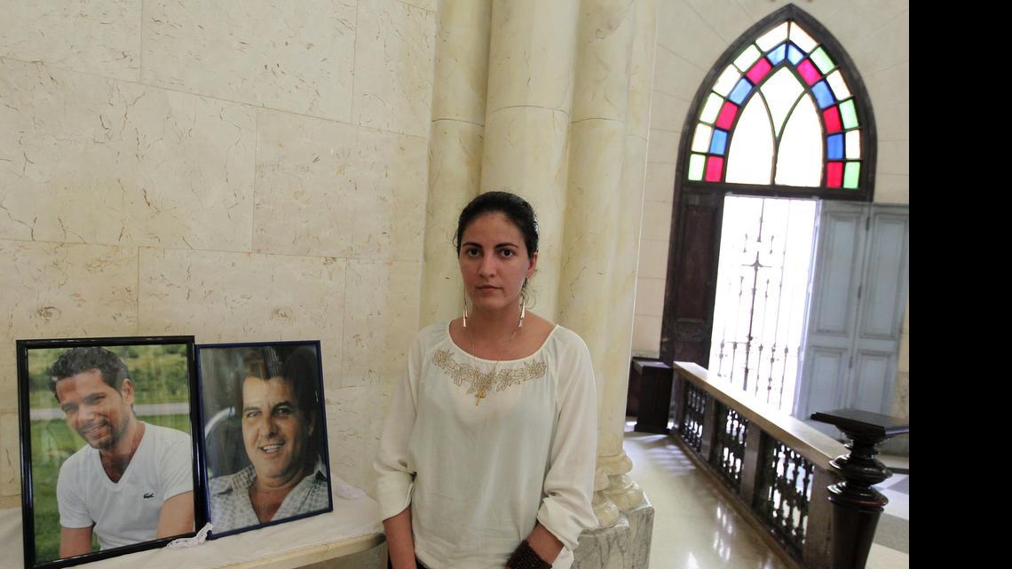 
Rosa María Payá, hija del fallecido disidente cubano Oswaldo Payá, posa junto a una foto de su padre el miércoles 13 de mayo de 2015, en la iglesia de Los Pasionistas, en La Habana.
