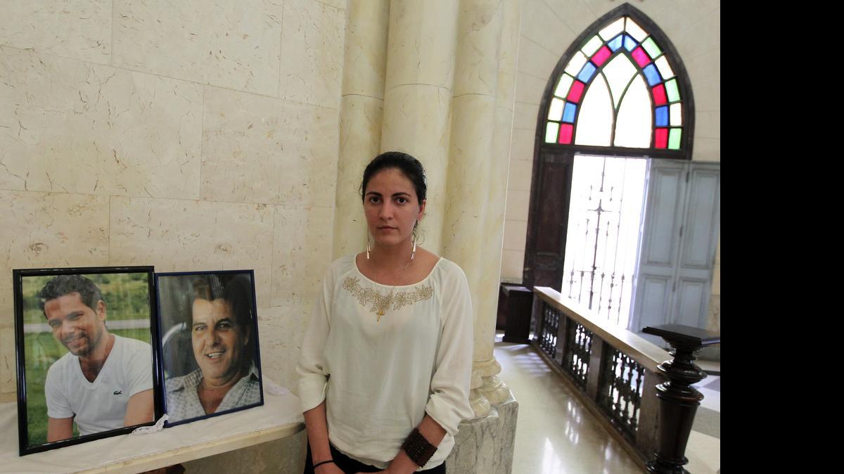 
Rosa María Payá, hija del fallecido disidente cubano Oswaldo Payá, posa junto a una foto de su padre el miércoles 13 de mayo de 2015, en la iglesia de Los Pasionistas, en La Habana.
