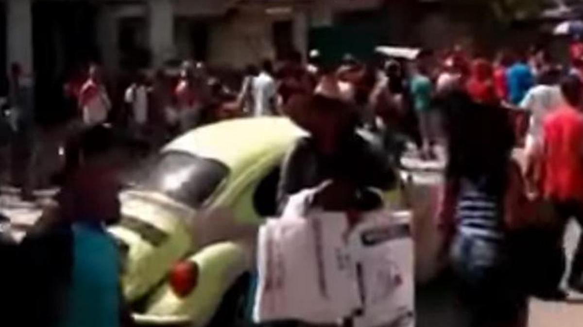 Decenas de vecinos y vendedores protestaron contra la policía en San Miguel del Padrón