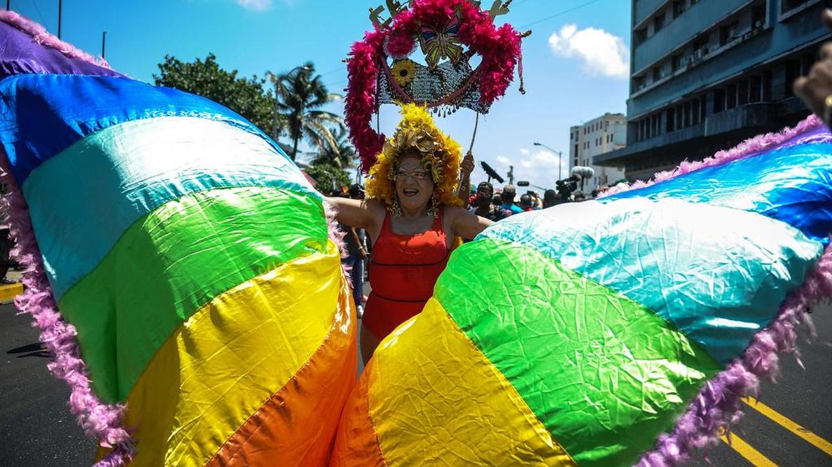 Un miembro de la comunidad LGBT participa el sábado en una marcha contra la homofobia en La Habana, Cuba.