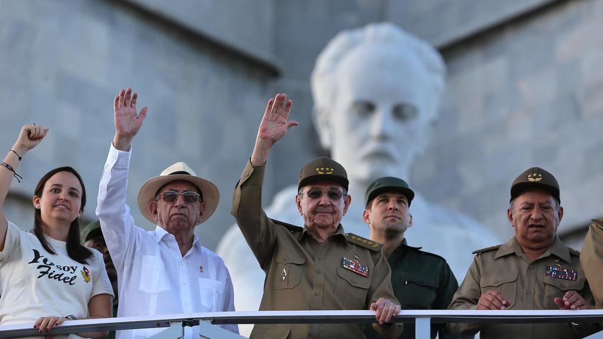 El gobernante de Cuba, Raúl Castro (c), acompañado del segundo secretario del Partido Comunista de Cuba, José Ramón Machado (2-i), el ministro de las Fuerzas Armadas Revolucionarias, Leopoldo Cintra Frías (d), y la presidenta de la Federación de Estudiantes Universitarios, Jennifer Bella (i), encabeza el desfile militar por el 58 aniversario de la Revolución Cubana el lunes 2 de enero de 2016, en la Plaza de la Revolución de La Habana (Cuba).