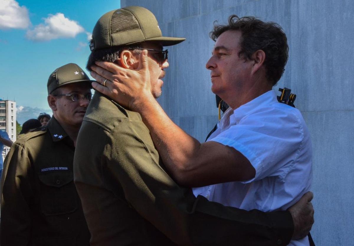 El coronel Alejandro Castro Espín, hijo de Raúl Castro, expresa sus condolencias a su primo Antonio Castro Soto del Valle, hijo de Fidel Castro, en la Plaza de la Revolución en La Habana, el 28 de noviembre de 2016, después de la muerte de Fidel.