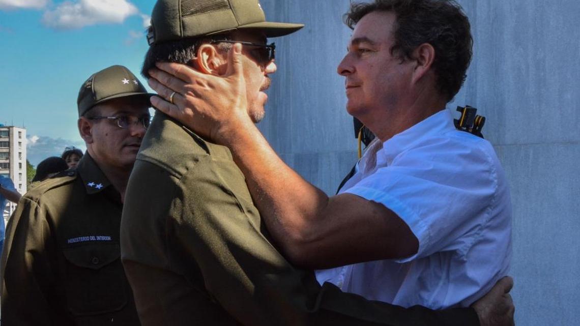 El coronel Alejandro Castro Espín, hijo de Raúl Castro, expresa sus condolencias a su primo Antonio Castro Soto del Valle, hijo de Fidel Castro, en la Plaza de la Revolución en La Habana, el 28 de noviembre de 2016, después de la muerte de Fidel.