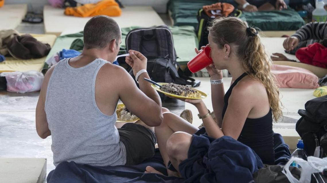 Dos inmigrantes cubanos comen en un refugio en La Cruz, Costa Rica, cerca de la frontera con Nicaragua, el jueves 26 de noviembre.