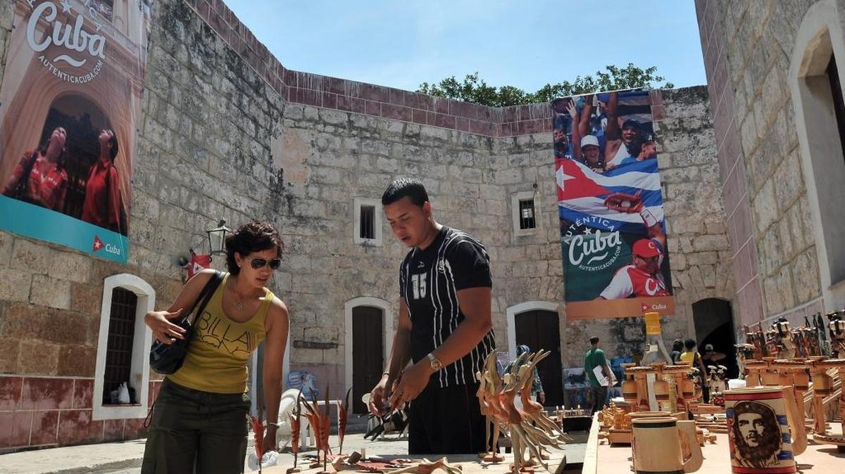 Un grupo de personas visita la Feria Internacional de Turismo en La Habana.