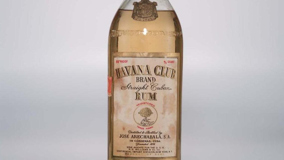 Foto de una botella del ron Havana Club en la década de 1930, destilado por la familia Arrechabala en Cuba.