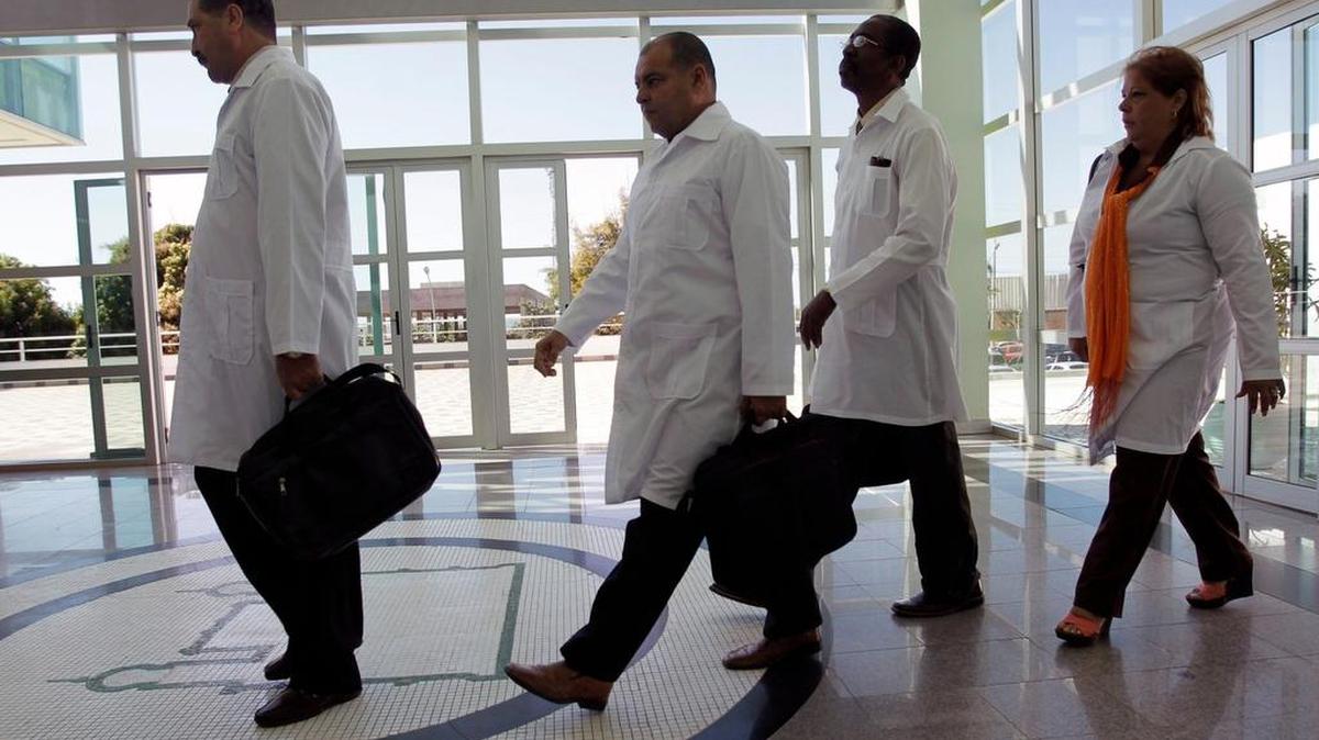 
Doctores cubanos llegan a Brasilia en el 2013 para participar en el programa ‘Más Médicos’. La presidenta de Brasil, Dilma Rousseff el martes les agradeció por prestar sus servicios en el país sudaméricano.
