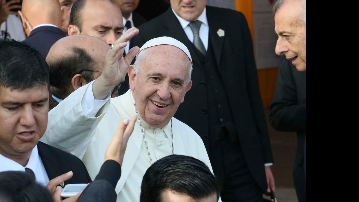
 El papa Francisco saluda a su llegada hoy, domingo 12 de julio de 2015, para oficiar una misa en "-u Guazu", una base militar en Asunción (Paraguay). 
