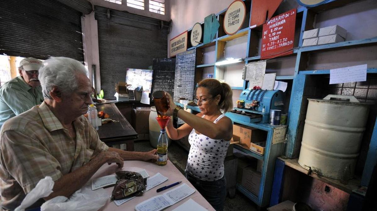 Una bodeguera despacha a un cliente en La Habana, en foto de archivo.