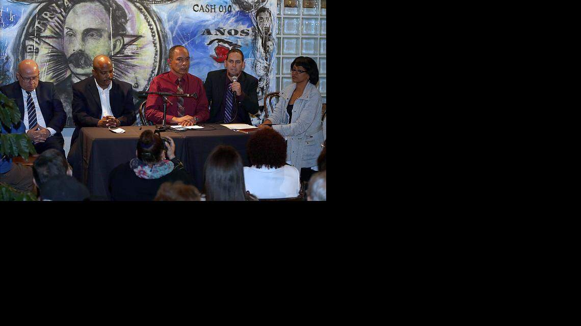 
Los disidentes cubanos (de izquierda a derecha) Dagoberto Valdés, Fernando Palacio, Darsi Ferrer, Mario Félix Lleonart y Laritza Diversent, durante la reunión con los exiliados cubanos en Miami el miércoles por la noche.
