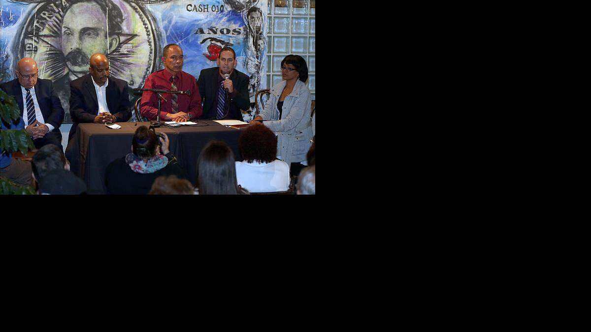 
Los disidentes cubanos (de izquierda a derecha) Dagoberto Valdés, Fernando Palacio, Darsi Ferrer, Mario Félix Lleonart y Laritza Diversent, durante la reunión con los exiliados cubanos en Miami el miércoles por la noche.
