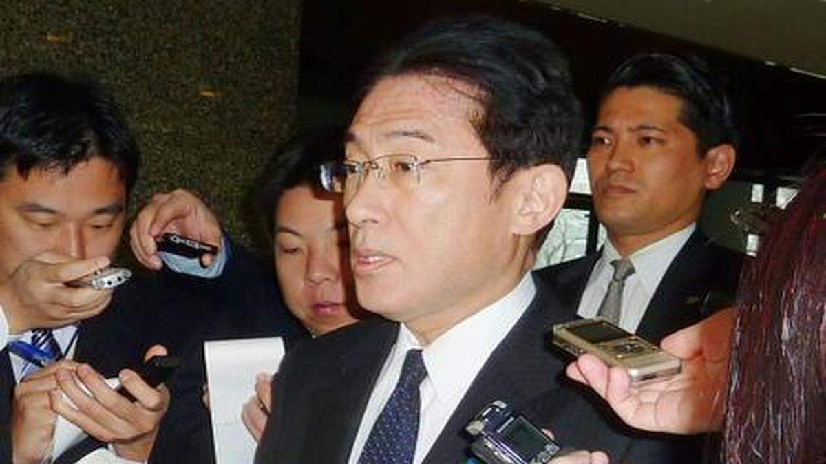 
El ministro de Relaciones Exteriores de Japón, Fumio Kishida, (cent.). 