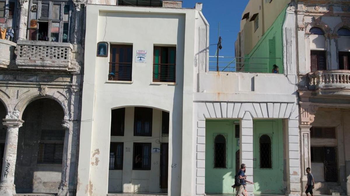 Turistas caminan junto a casas para alquilar en La Habana, en abril del 2015.