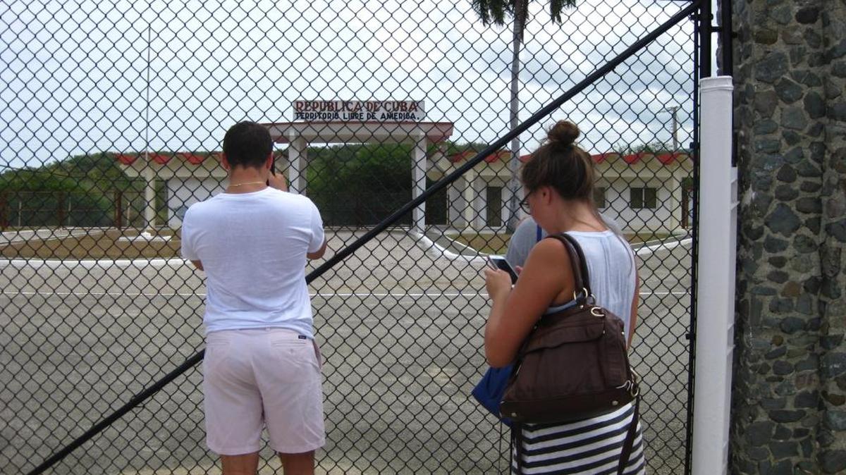 Visitantes se toman fotos en el Portón Norte, que separa a la Base Naval de Guantánamo del territorio cubano, en una imagen del 22 de julio del 2016. Un militar inspeccionó la foto antes de aprobarla.