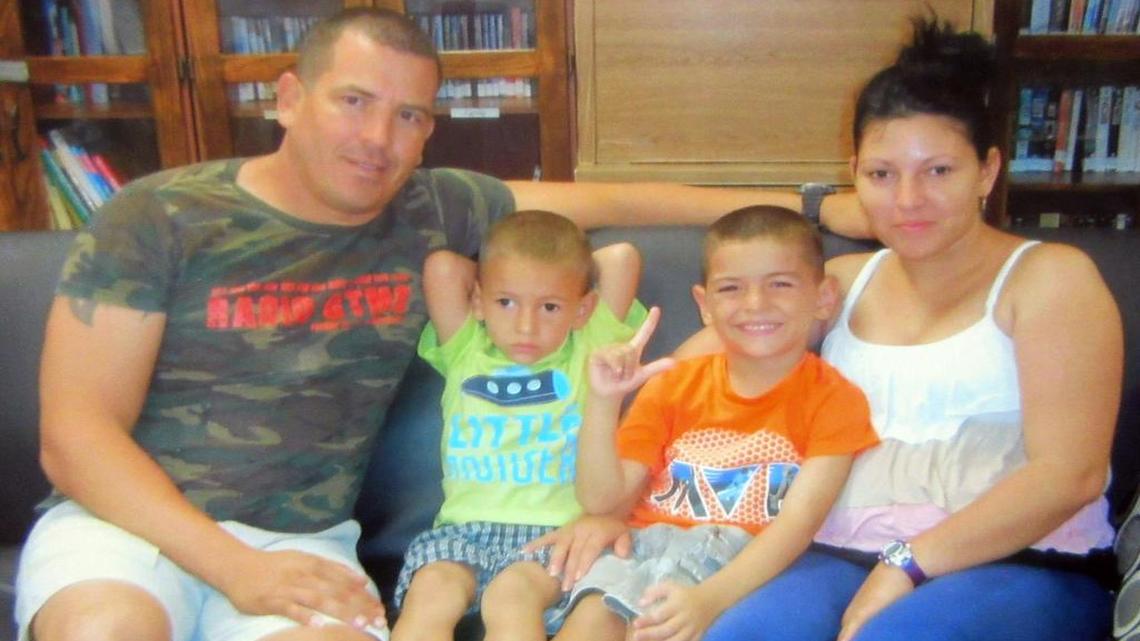 Adalberto Pérez Reina, su esposa e hijos, en la Base Naval de Guantánamo, donde viven hace aproximadamente un año.