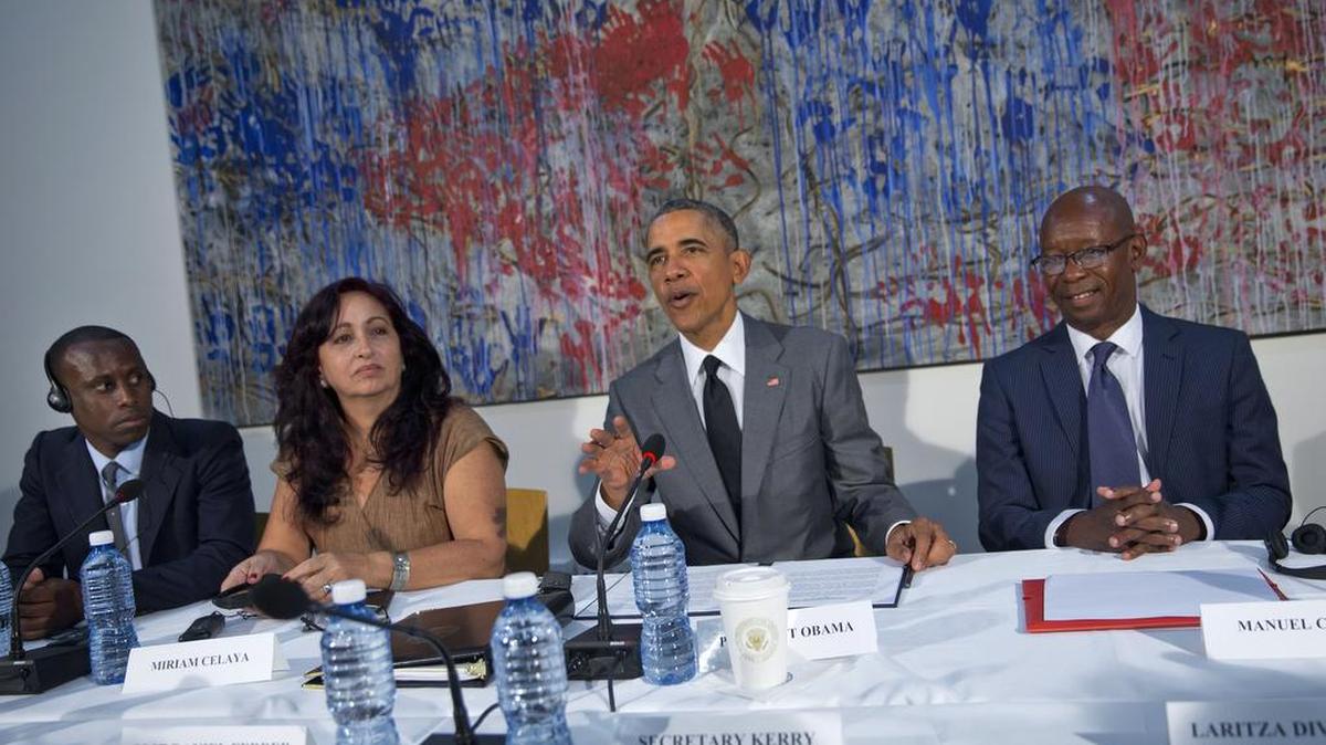 Manuel Cuesta Morúa (der.) durante el encuentro con el presidente Barack Obama en La Habana.