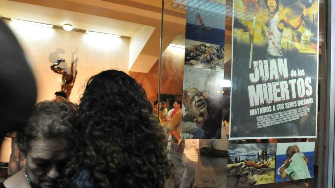 La película ‘Juan de los muertos’, el primer filme de zombis hecho en la isla. Desde hace más de dos años, cineastas y especialistas del mundo audiovisual han solicitado la reestructuración del cine en Cuba.