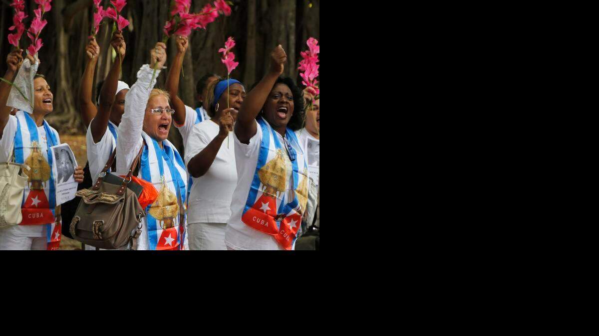 
Las Damas de Blanco arrestadas fueron trasladadas a un centro de detención en Tarará. Entre ellas está Berta Soler, líder de la organización.
