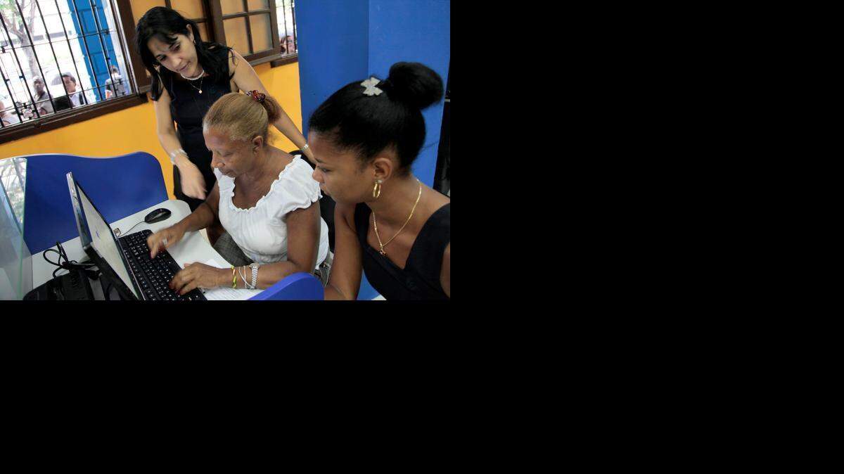 
En Cuba, la conexión en el domicilio tan solo está permitida a algunos profesionales, por lo que la población se tiene que conectar en esas salas, en las que una hora de navegación cuesta $4.5.
