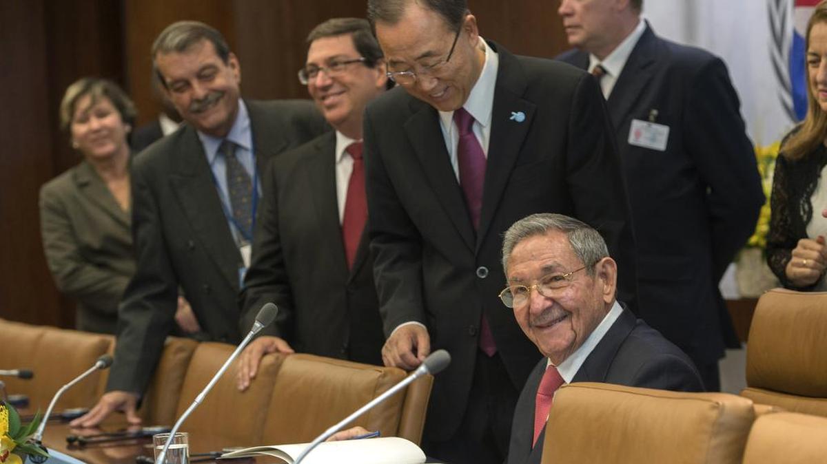
El gobernante cubano Raúl Castro (sentado) durante un encuentro con el secretario general de Naciones Unidas Ban Ki-moon, en la sede de la ONU.
