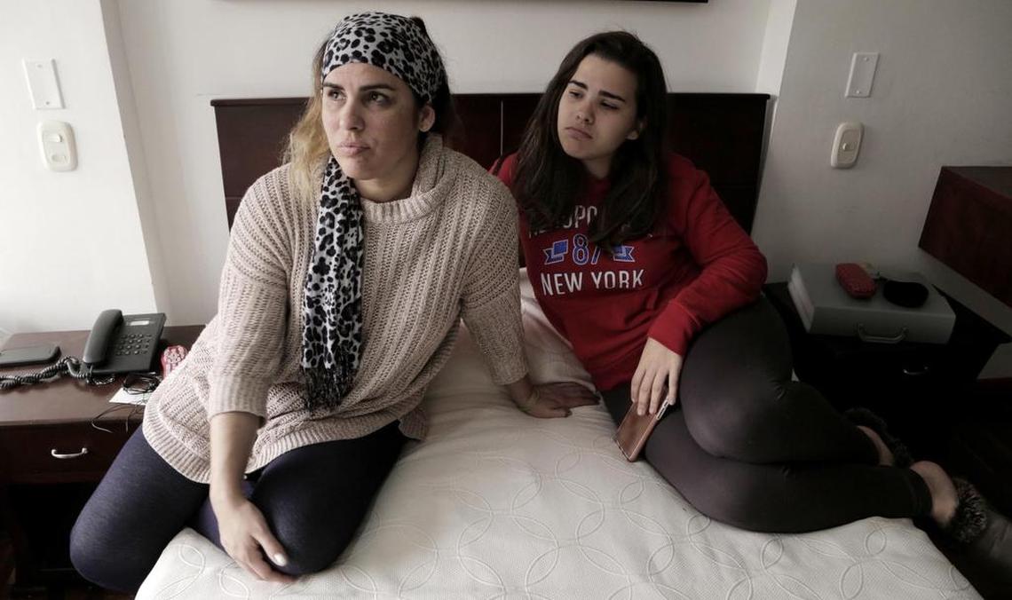 Lisset López Rodríguez (izq) y su hija, Camila Guzmán López, en su pequeña habitación de hotel en Bogotá, Colombia, esperan por el resultado de la entrevista en la embajada de Estados Unidos, que esperan le permita a Camila reunirse con su mamá en Estados Unidos. Desde la reducción de las operaciones de la embajada de EEUU en La Habana debido a los llamados ‘ataques sónicos’, los cubanos que están en proceso de obtener visas permamentes para viajar a Estados Unidos tienen que ir a Bogotá a completar el proceso.