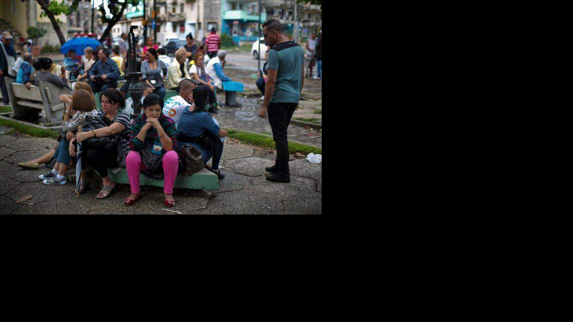 
Un grupo de personas espera su turno para entrar a la Sección de Intereses de Estados Unidos en La Habana en enero del 2014.
