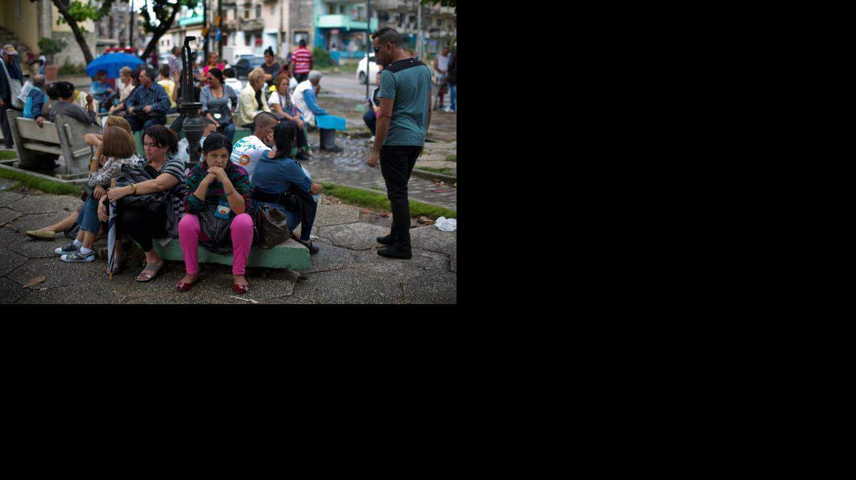 
Un grupo de personas espera su turno para entrar a la Sección de Intereses de Estados Unidos en La Habana en enero del 2014.
