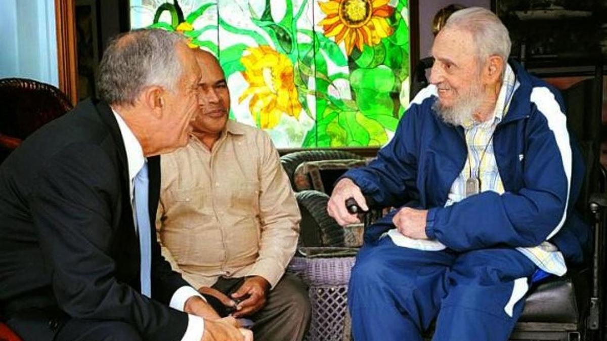 Fotografía publicada por la web oficial cubana www.cubadebate.cu mostrando al ex gobernante cubano Fidel Castro durante una reunión con el presidente portugués Marcelo Rebelo de Sousa en La Habana el 26 de octubre de 2016.