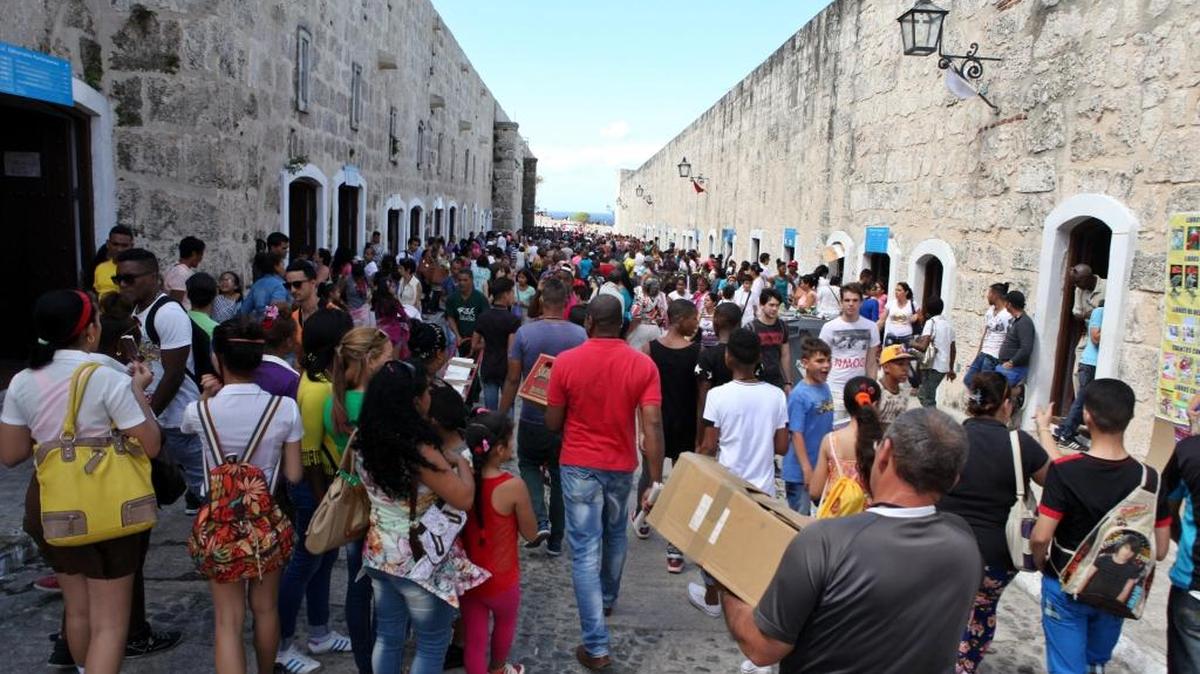 Cientos de personas asisten este sábado a la 25 Feria Internacional de Libro en La Habana, Cuba.