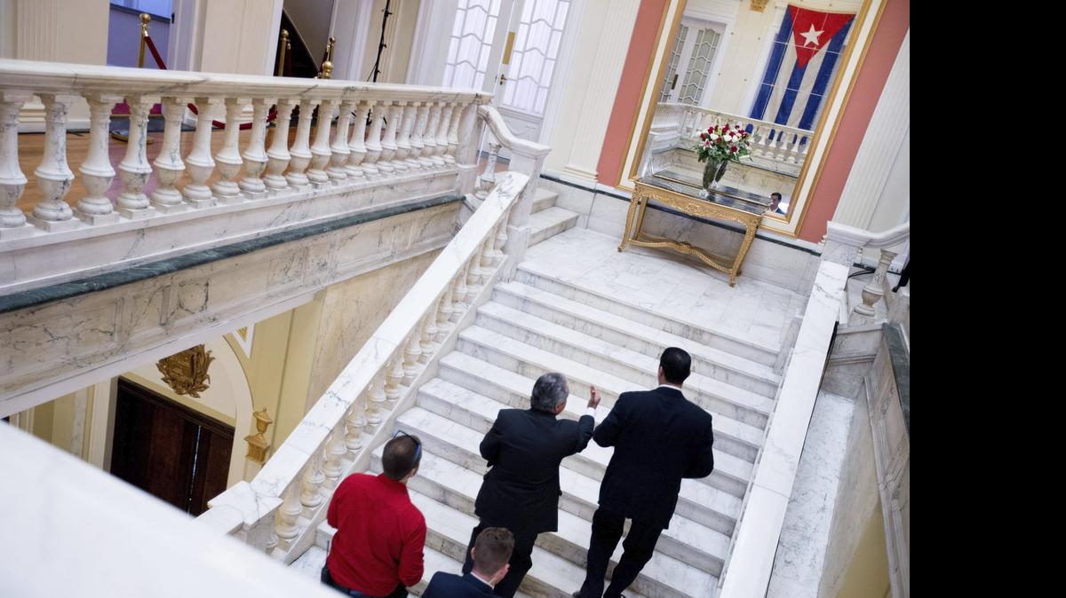 
 Vista de la última bandera que ondeó en la embajada cubana en Estados Unidos el 3 de enero de 1961, antes de la ruptura de las relaciones diplomáticas entre los dos países, y que decora la que será la nueva embajada de cubana de Washington, Estados Unidos hoy 20 de julio de 2015. Estados Unidos y Cuba restablen hoy sus relaciones diplomáticas y abren embajadas en las respectivas capitales después de medio siglo de enemistad, un hito que el canciller cubano, Bruno Rodríguez, marcará con una visita histórica a Washington y una reunión con su homólogo John Kerry. 

