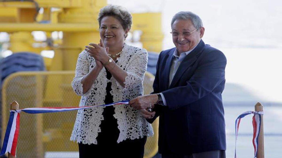 La presidente de Brasil, Dilma Rousseff, y el gobernante cubano Raúl Castro, en la inauguración del Puerto de Mariel, el 27 de enero del 2014. 