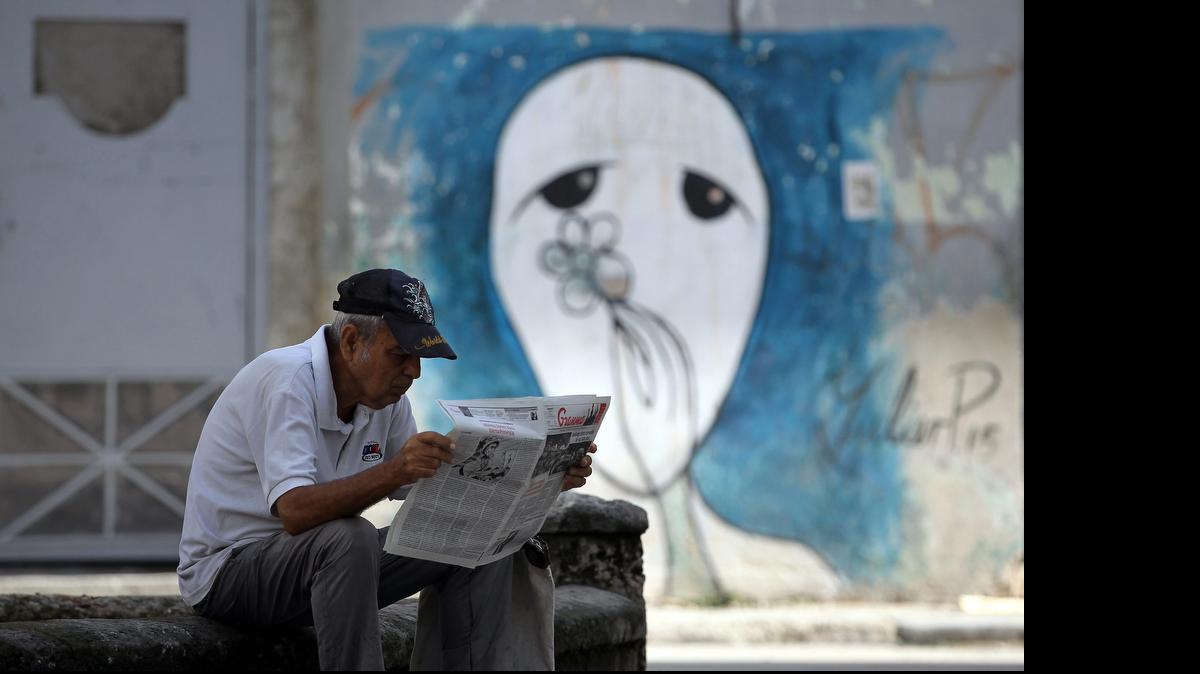 
Un hombre en La Habana lee el diario oficial Granma al cumplirse 6 meses del inicio del diálogo entre Cuba y EEUU.



