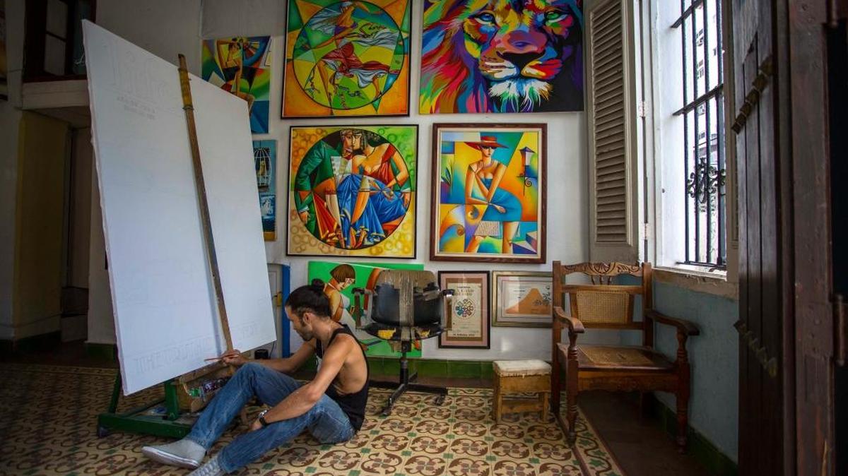 El pintor Jesús Hermida Franco, de 41 años, en el taller-galería que tiene en su casa en la Calle Habana, por donde pasan turistas para ver sus obras.