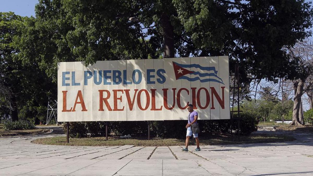 Un hombre camina frente a un cartel alusivo a la Revolución Cubana este sábado 9 de abril de 2016, en La Habana (Cuba).