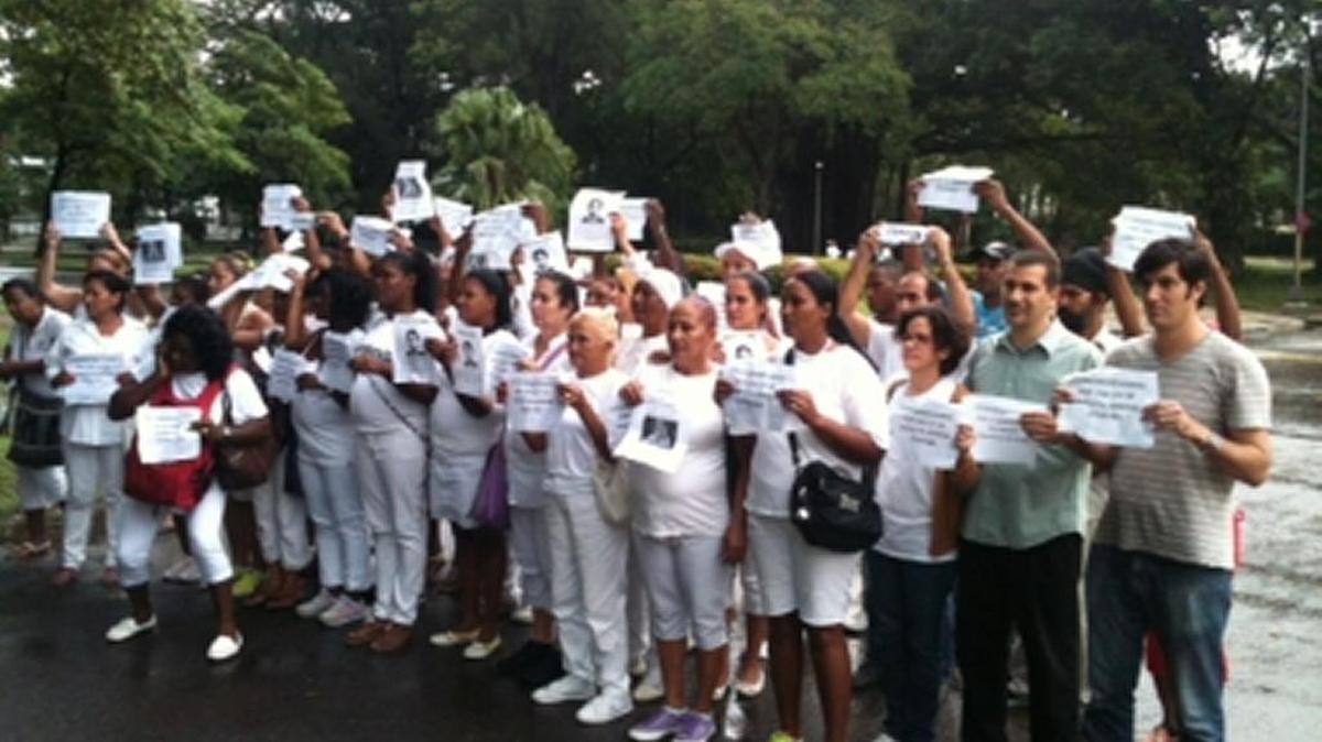 Un momento de la marcha de las Damas de Blanco este domingo, antes de ser agredidas por una turba de paramilitares.