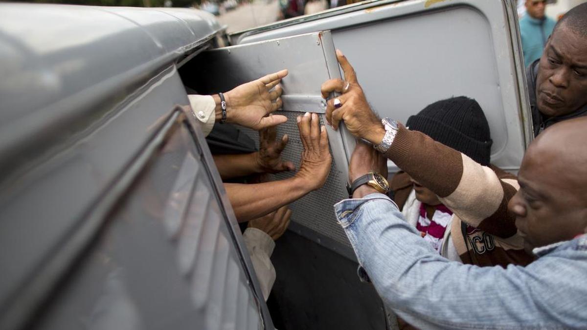 Activistas de la oposición son detenidos por agentes de seguridad cubanos antes del inicio de una marcha marcando el Día Internacional de los Derechos Humanos en La Habana, Cuba. Foto de archivo.