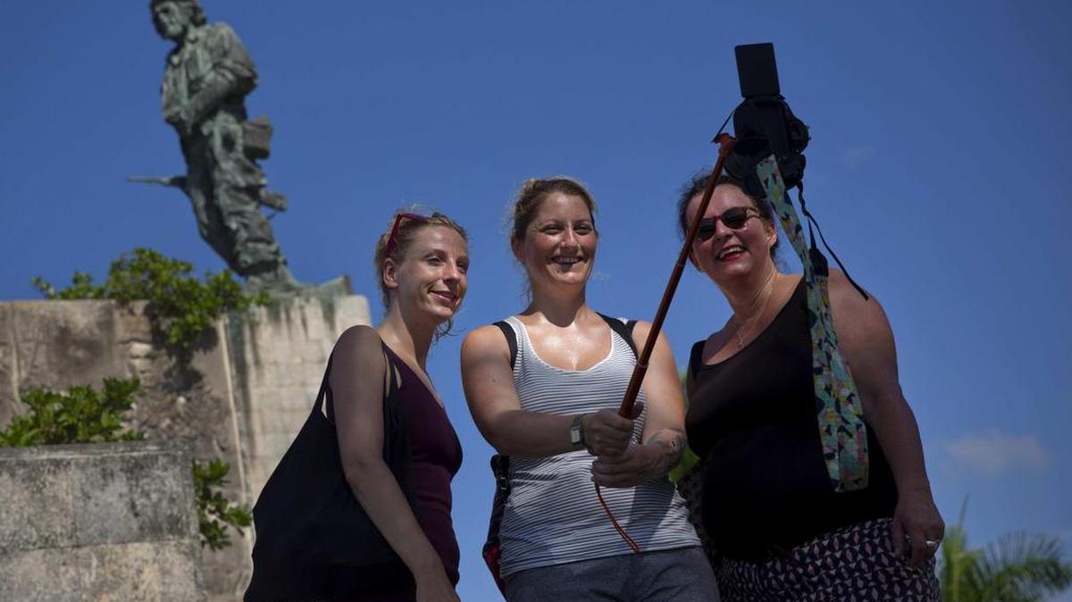 Turistas se toman un selfie cerca de la estatua del guerillero Ernesto “Che” Guevara, el 2 de septiembre de 2016 en Santa Clara, Cuba.