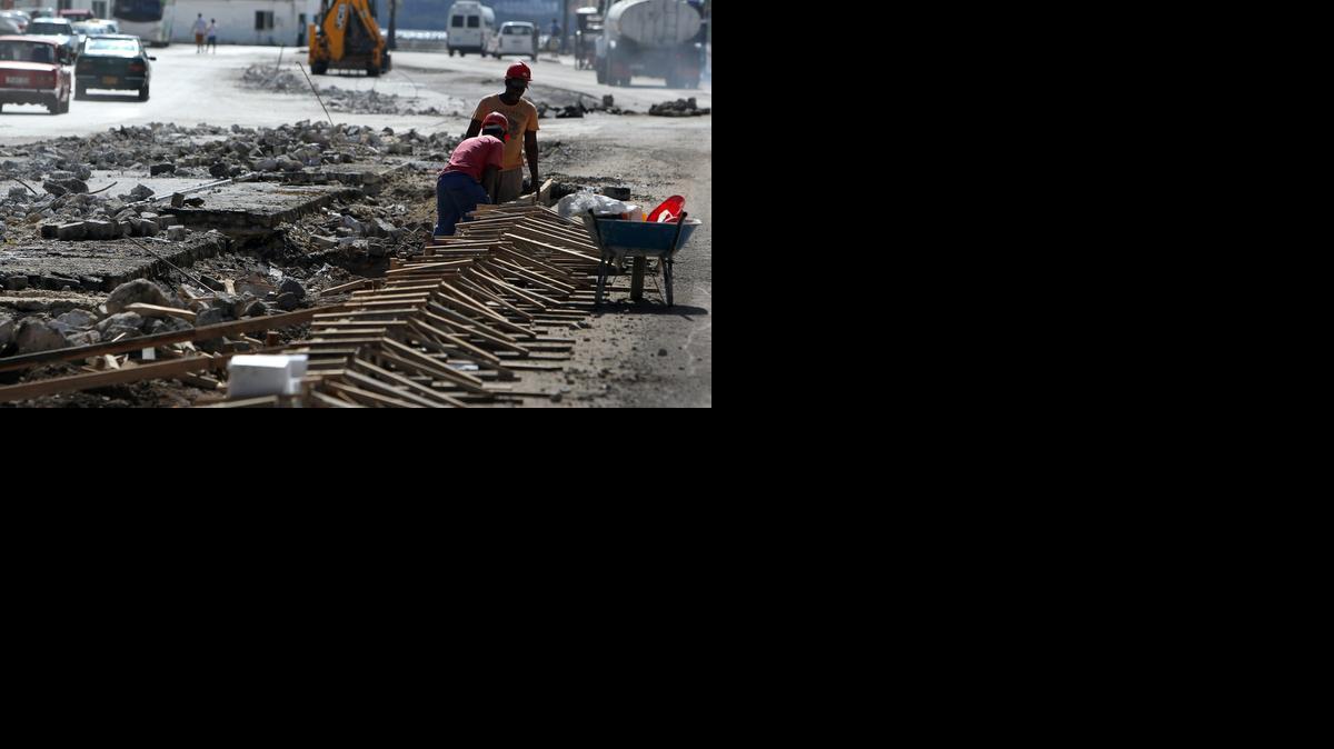 
Dos obreros trabajan en la construcción de un paseo hoy, lunes 10 de noviembre de 2014, en la Avenida del Puerto, en La Habana (Cuba), mientras el historiador de La Habana, Eusebio Leal Spengler, ofrece una conferencia para hablar de los proyectos de restauración de la ciudad, pocos días antes de cumplirse el 495 aniversario de su fundación.
